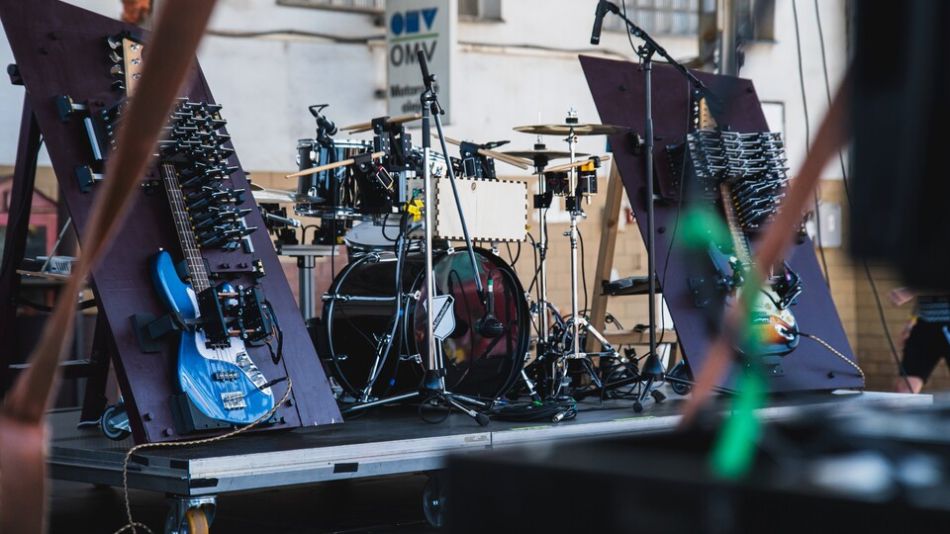 Robotická kapela z FEL nadchla festival CO.CON: zahrála Star Wars i další pecky