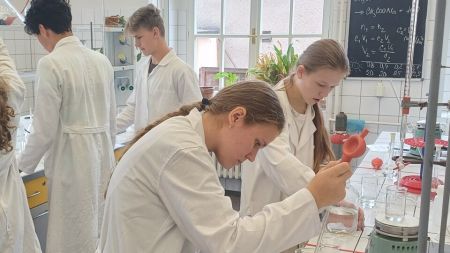 Chemický kemp ZČU přivedl do laboratoří nadané studenty