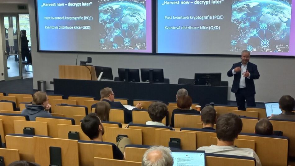Hackeři, Newton i kvantové technologie přilákali dvě stovky posluchačů