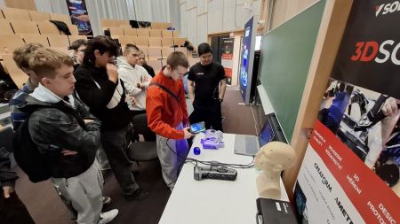 Den obrábění na FST přilákal víc než stovku středoškoláků