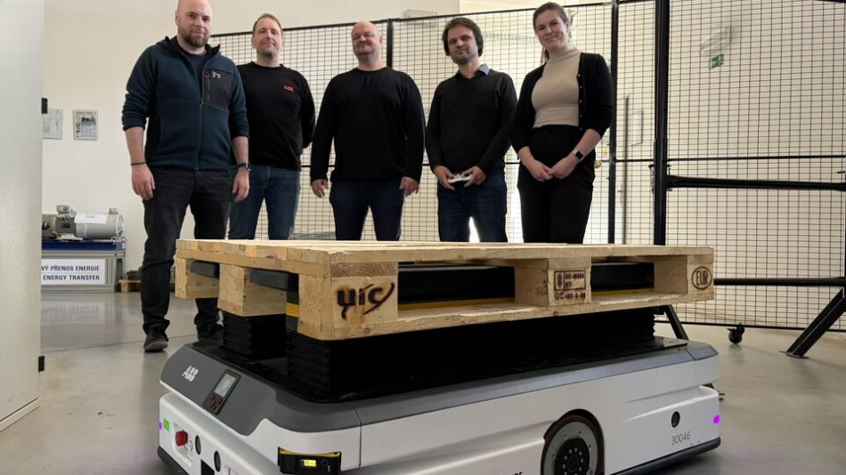 Robot přiblížil studujícím Fakulty strojní budoucí trendy v chytrých továrnách