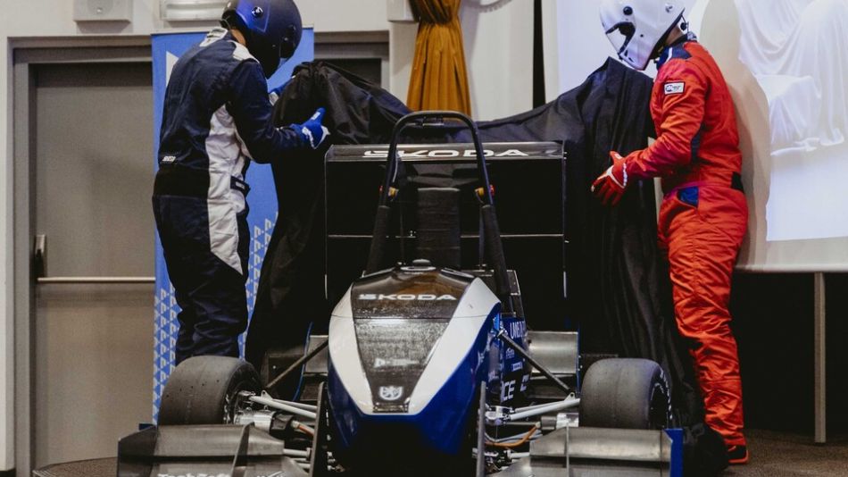Rychlejší a lehčí. Studenti ZČU představili nový model své elektrické závodní formule