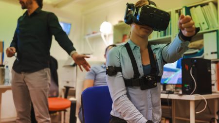 Pacienti s roztroušenou sklerózou rehabilitují pomocí virtuální reality vyvinuté na FAV