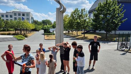 Děti na Letní škole FEK řídily dopravu, hledaly ztracené balíky i stavěly zoo