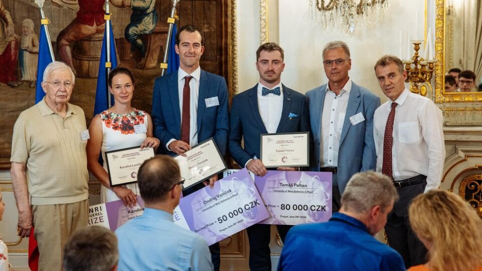 Absolventi ZČU ovládli soutěž se svými jadernými výzkumy. Cenu převzali od nobelisty