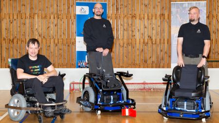 Startup podpořený Plzeňským krajem předává první sportovní vozíky