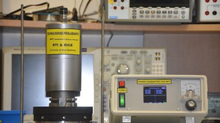 FEL a FST společně vyvinuly inovativní technologii ze světa bezdrátového přenosu elektrické energie